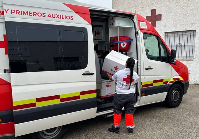 Personal de Cruz Roja prepara el albergue para personas sin techo en Torrevieja