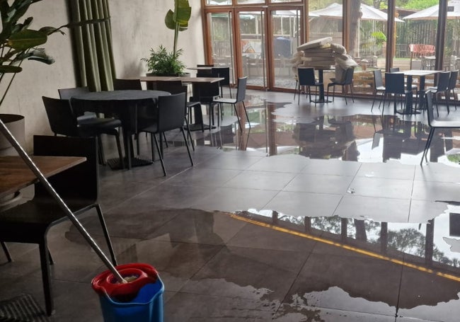 Inundaciones también en la zona de cafetería.