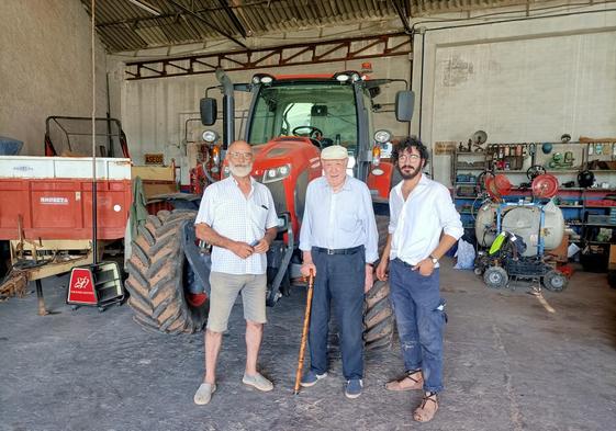 Tres generaciones de los Asensi: Manuel, Gabriel y Manel. Con los pies en La Font de la Figuera.