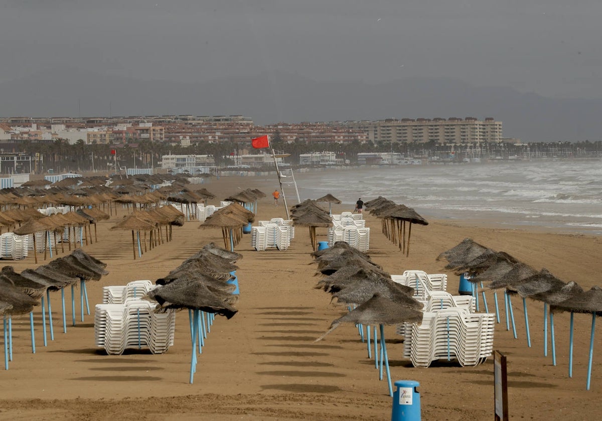 Bandera roja en la playa de la Malvarrossa después del temporal del fin de semana.