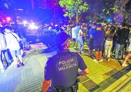 Un agente de la Policía Local de Valencia vigila un botellón en la zona universitaria.