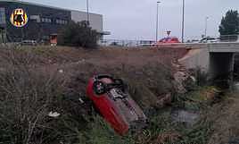 El vehículo se ha salido de la vía.