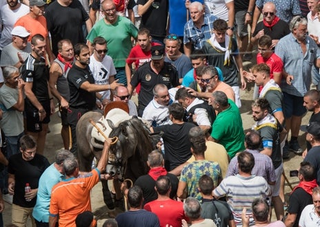 Imagen secundaria 1 - Varios momentos de la entrada. En el medio, público y autoridades se preocupan por el estado de Alandí tras su caída.