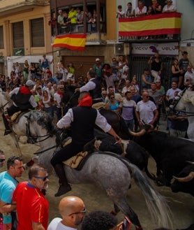 Imagen secundaria 2 - Varios momentos de la entrada. En el medio, público y autoridades se preocupan por el estado de Alandí tras su caída.