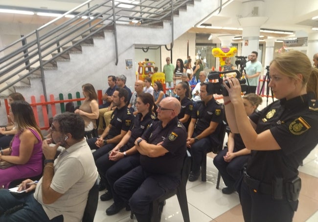 Periodistas y policías en el acto de presentación de la carrera.