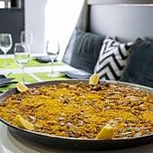 Una paella valenciana en una imagen de archivo.