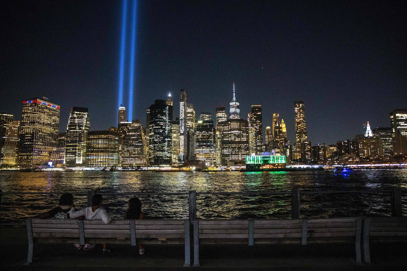 El cielo de Nueva York se ilumina en el 22 aniversario del 11-S