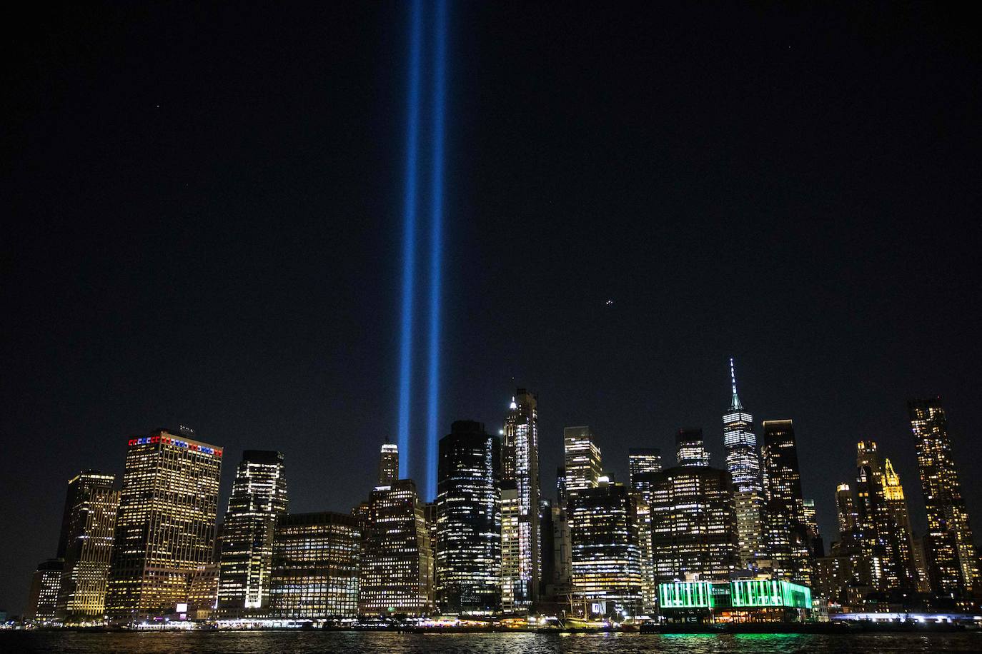 El cielo de Nueva York se ilumina en el 22 aniversario del 11-S