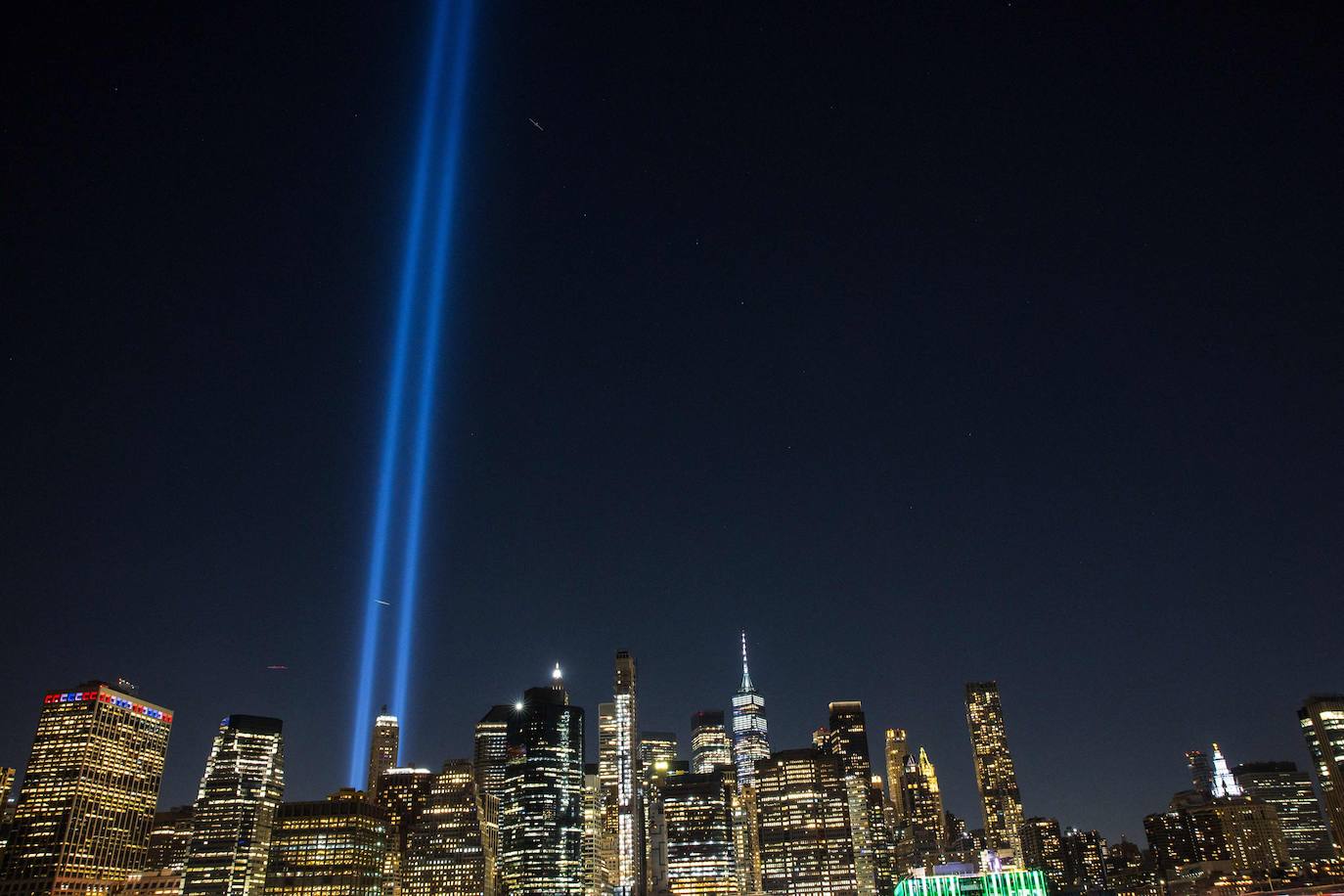 El cielo de Nueva York se ilumina en el 22 aniversario del 11-S