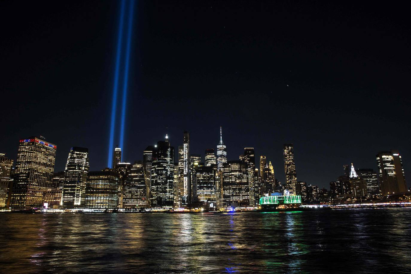 El cielo de Nueva York se ilumina en el 22 aniversario del 11-S