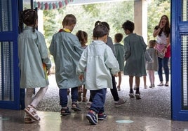 Alumnos de infantil saliendo al patio.