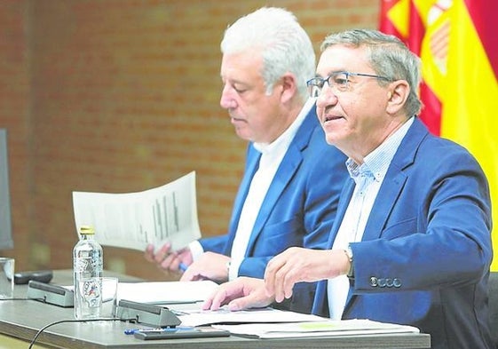 Rovira y McEvoy, en segundo término, durante la rueda de prensa.