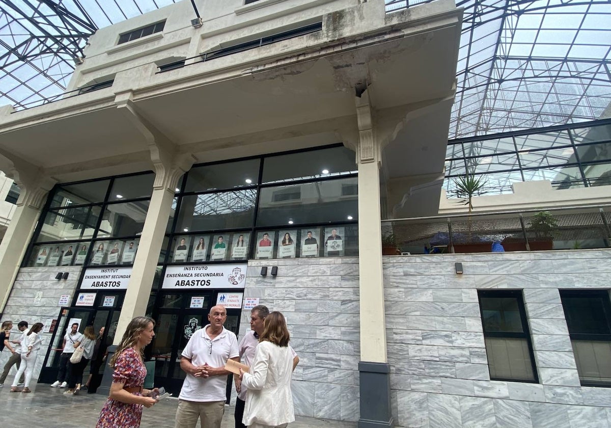 Visita de la alcaldesa de Valencia, María José Catalá, y la concejal Julia Climent, al instituto Abastos de Valencia.