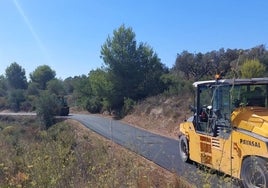 Los trabajos de reasfaltado de un camino de Benitatxell.