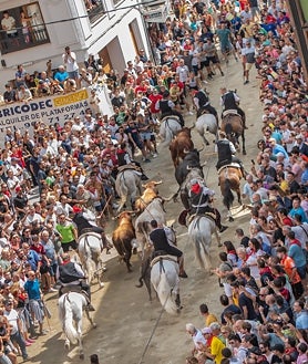 Imagen secundaria 2 - El presidente de la Generalitat ha presenciado la Entrada de este jueves (arriba) y varios momentos de la carrera.