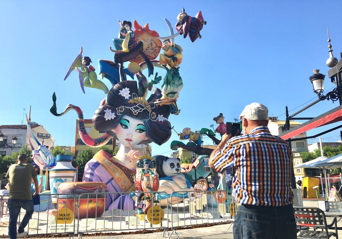 Una hombre realizad una foto a la Falla Prado de Gandia.