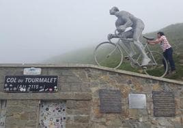 La estatua de Octave Lapize en lo alto del Tourmalet. .