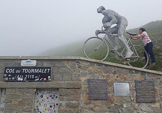 La estatua de Octave Lapize en lo alto del Tourmalet. .