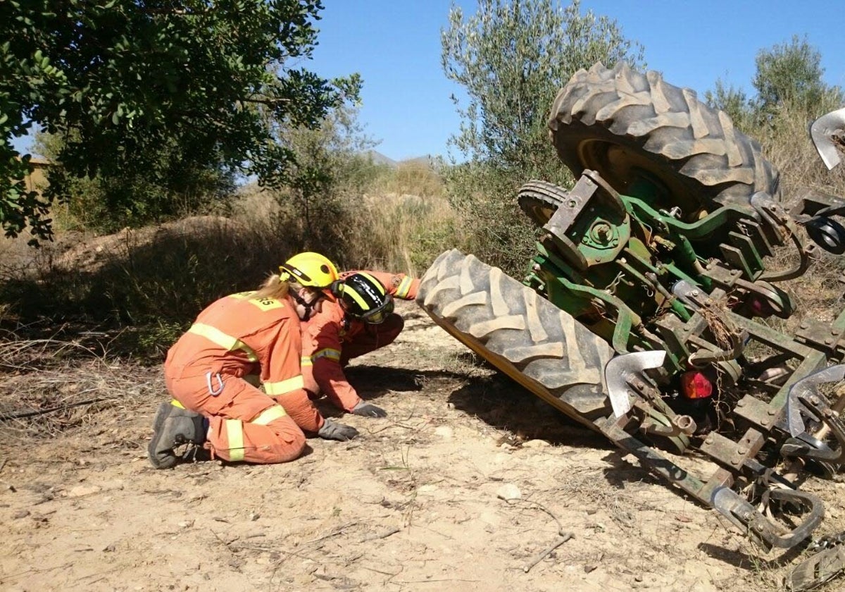 Imagen de archivo de un tractor volcado en Chulilla.