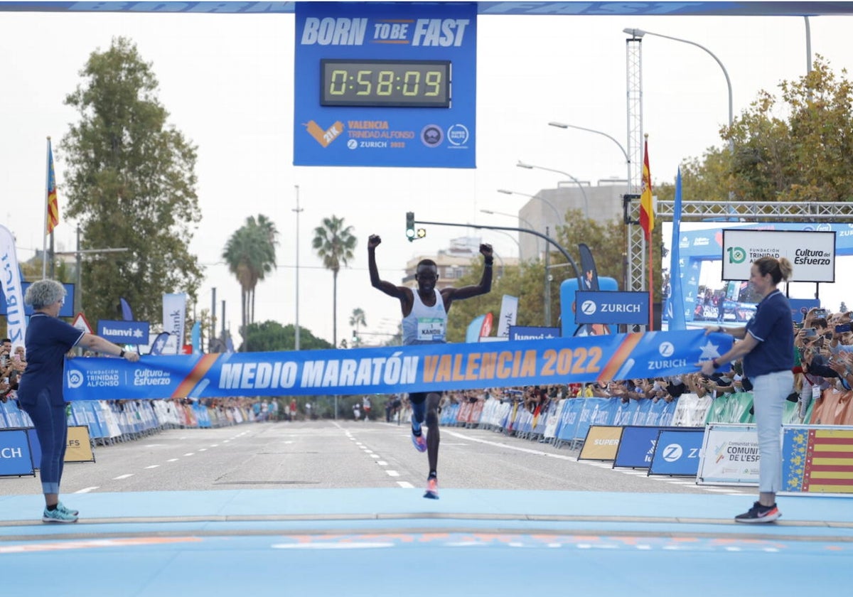 Kibiwott Kandie llegando a la meta de la Medio Maratón Valencia 2022.