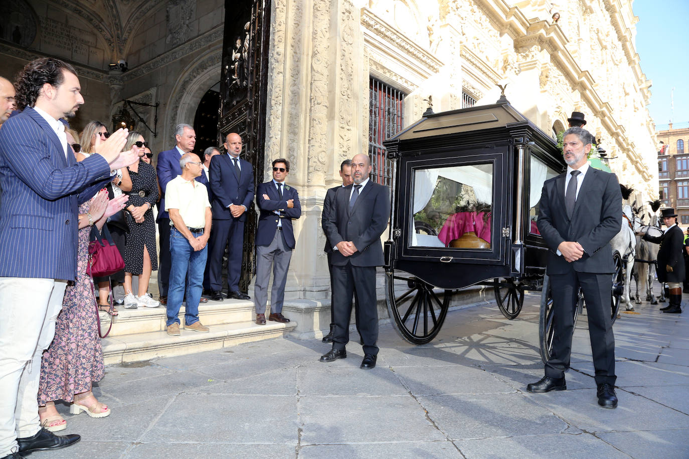 Así se despide Sevilla de María Jiménez: entre famosos y homenajes