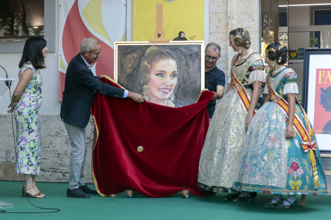 El retrato de Laura Mengó ya luce en el Museo Fallero: así ha sido la presentación