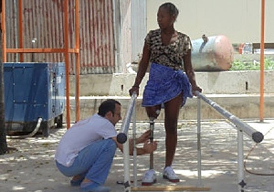 Un médico coloca la prótesis a una mujer.