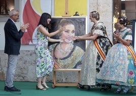 Laura Mengó y Paula Nieto (FMV 2023), junto al concejal de Fiestas, Santiago Ballester, y la artista Marina Puche.