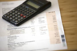 Factura de la luz y una calculadora en una imagen de recurso