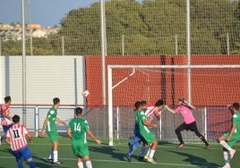 Jugadores del CD Jávea durante un choque de pretemporada.