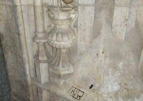 Imagen secundaria 1 - Pintadas en la fachada de la casa natalicia del Padre Tosca y en la parte trasera de la Lonja de Valencia. 