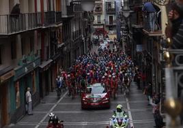 El pelotón durante una etapa de la Vuelta en Pamplona