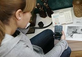 Una mujer responde a una llamada en el teléfono, en una imagen de archivo.