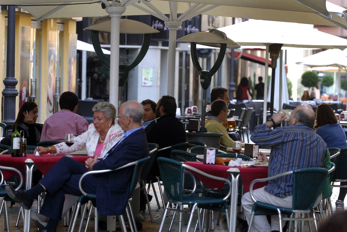 Varios ciudadanos toman el aperitivo en una terraza de Alicante.