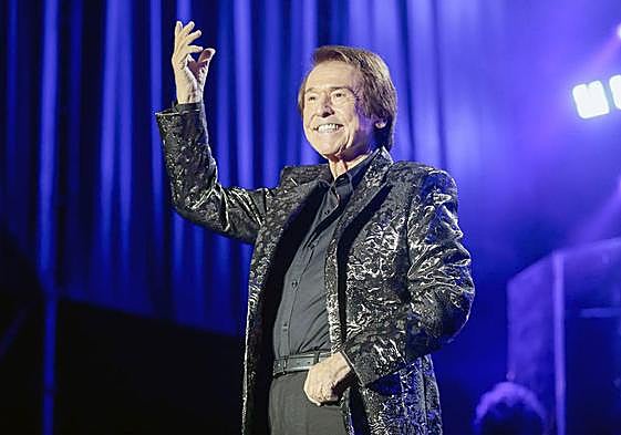 Raphael, durante su concierto en Valencia