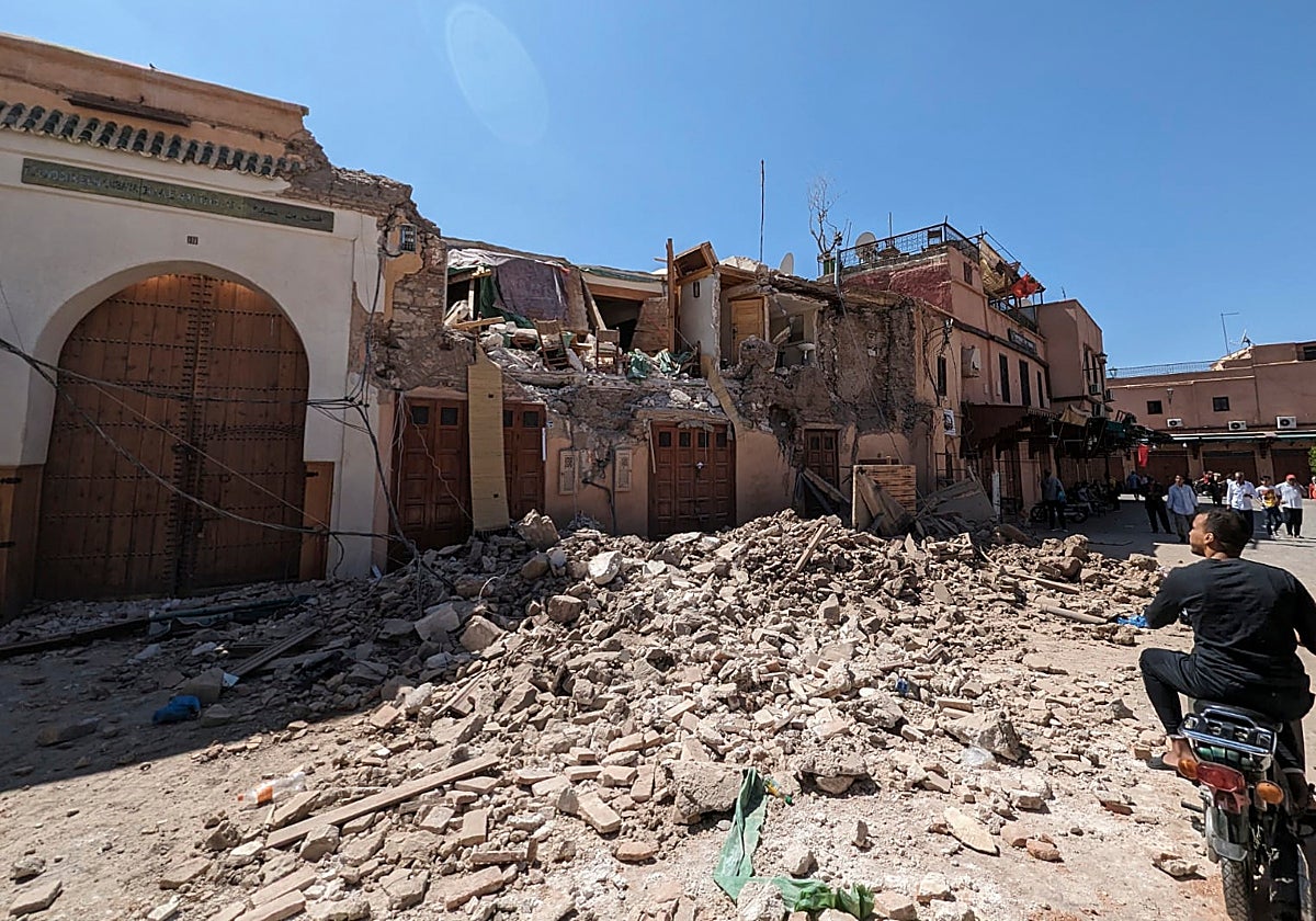 Un bloque de edificios destruido por el temblor en Marruecos.