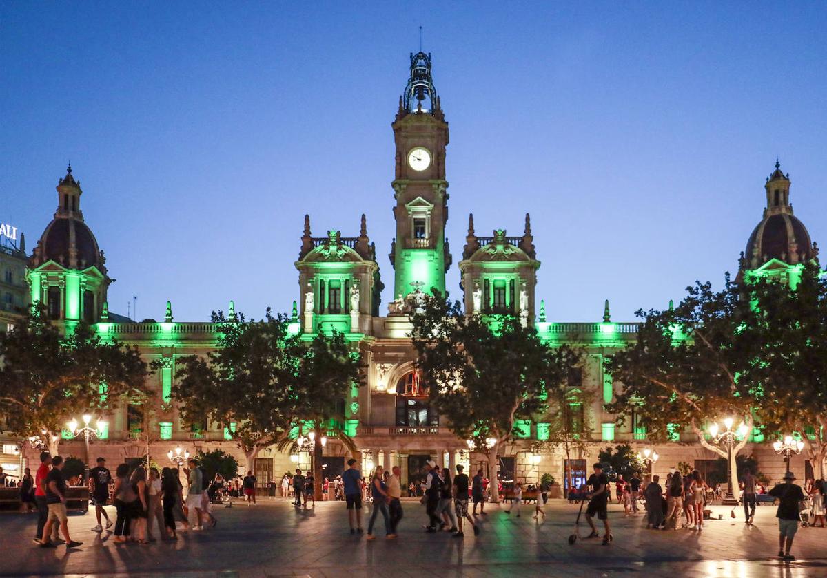 Fachada del Ayuntamiento de Valencia iluminada de verde como imagen de sensibilización.