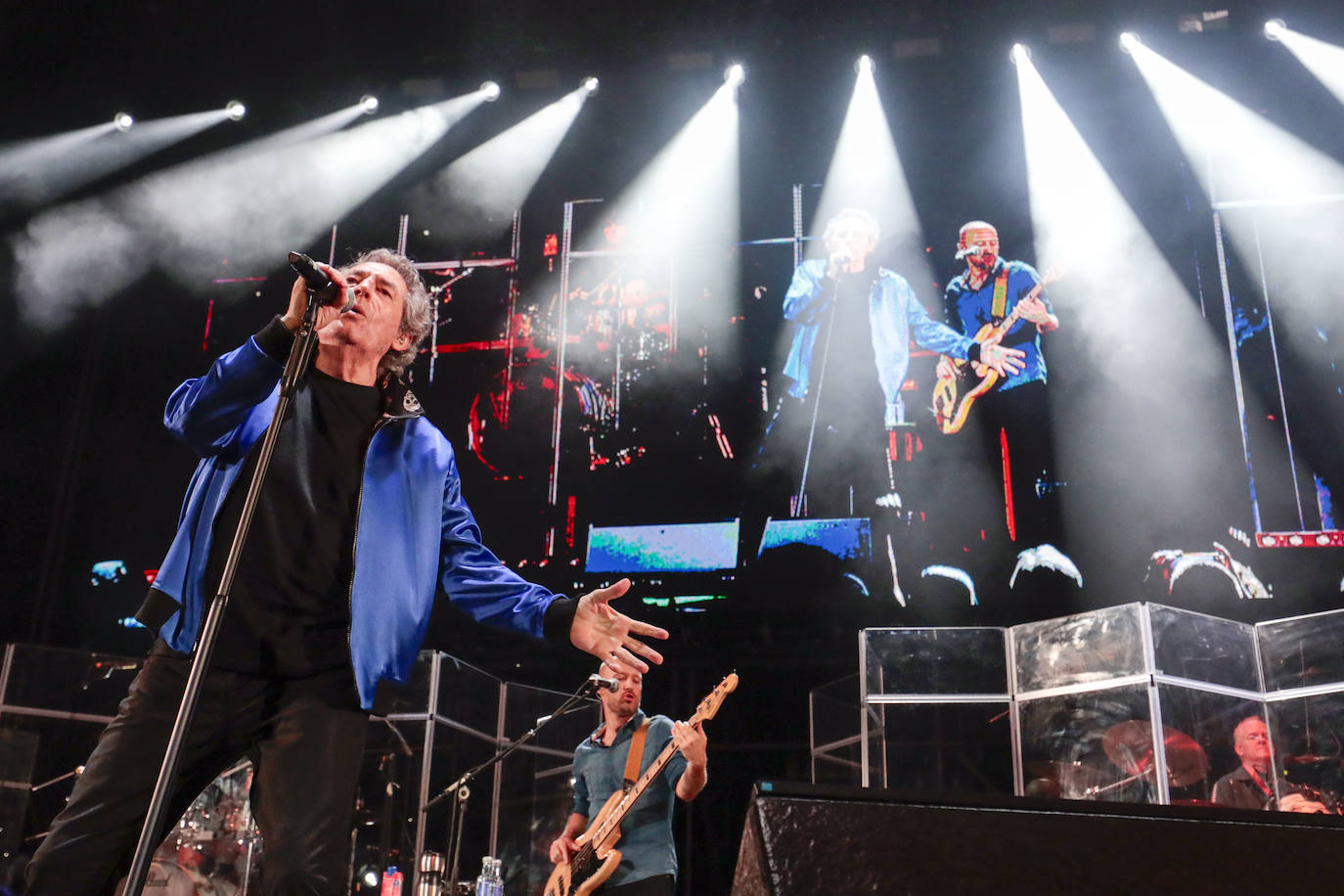 Un eterno Miguel Ríos pone a bailar a Valencia