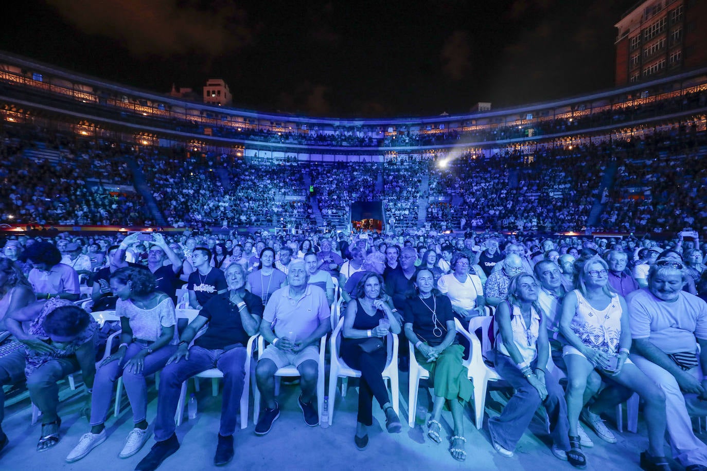 Un eterno Miguel Ríos pone a bailar a Valencia