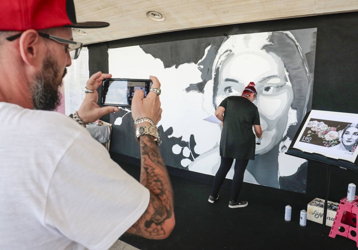 La artista La Nena Guapa pintando el mural de homenaje a María Callas.