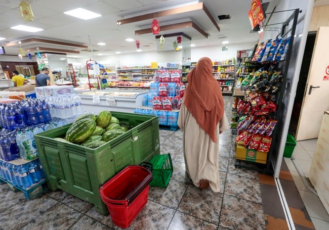 Samiha El Aouadi, ayer, en el supermercado donde trabaja.