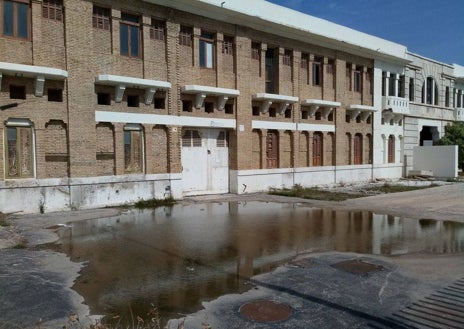 Imagen secundaria 1 - Estado que presenta el edificio Docks en el puerto de Valencia. 