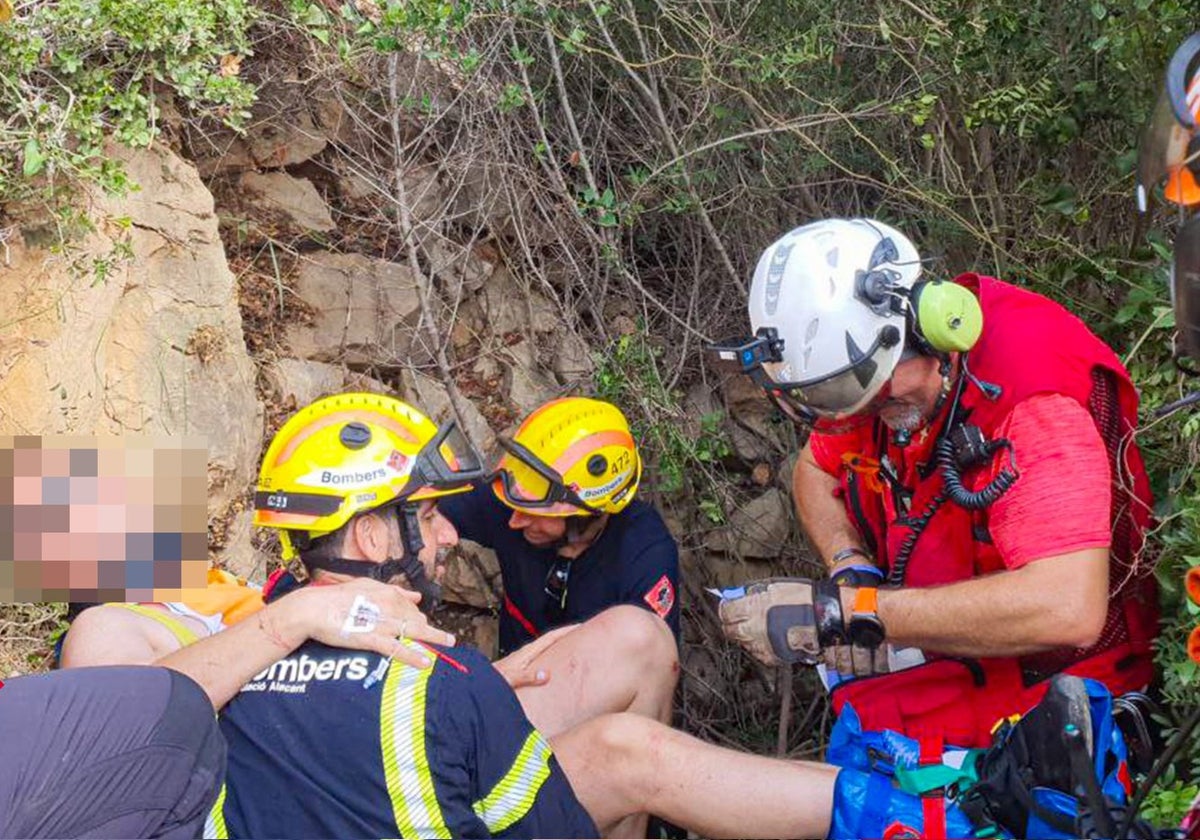 Bomberos trabajan durante el rescate de la víctima, en la senda del Tangó de Xàbia.