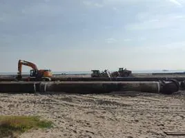 Trabajos de colocación de la arena en la playa Arbre de Gos.