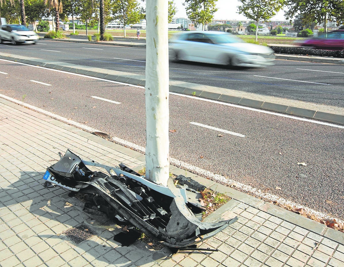 Los restos del coche tras el accidente ocurrido el domingo en la ronda norte.