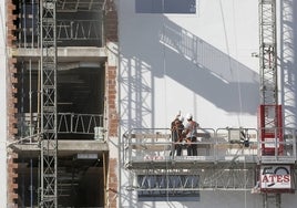 Trabajadores de la Construccion en una finca en construccion.