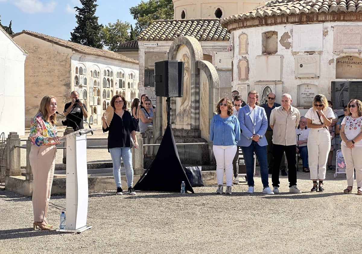 Momento del acto celebrado en el cementerio.