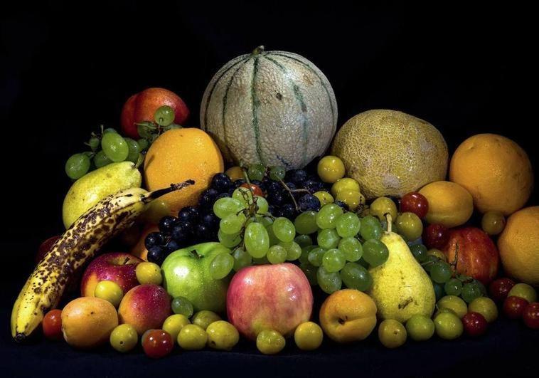 Varias frutas en una imagen de archivo.