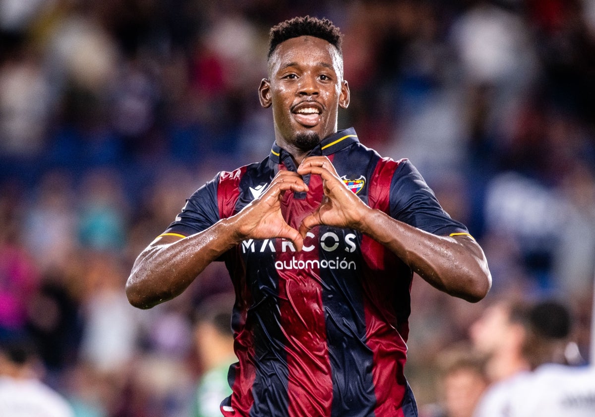 Bouldini celebrando su tanto en el Levante-Espanyol que acabó con derrota granota.