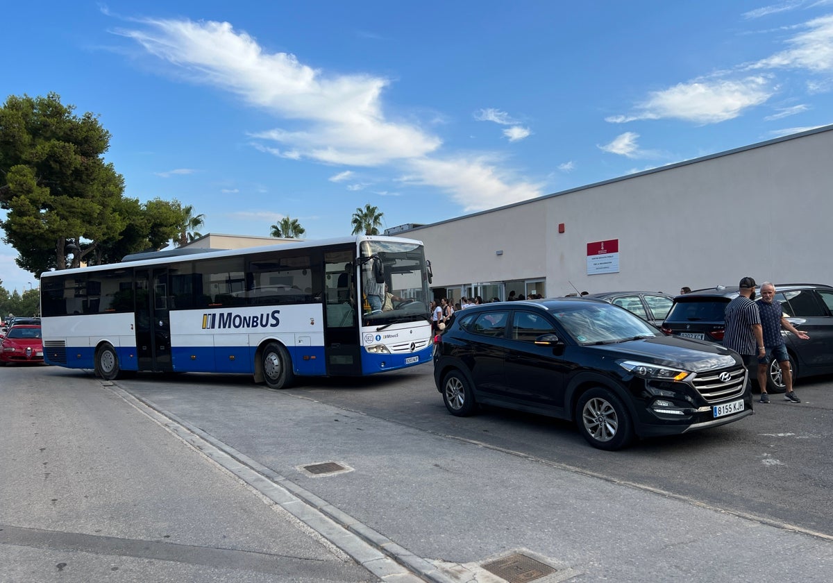 Llegada del único autobús.